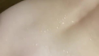Жаркие ласки под струями воды