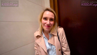 18-летняя соблазнительница удивляет незнакомца горячим минетиком в кафе